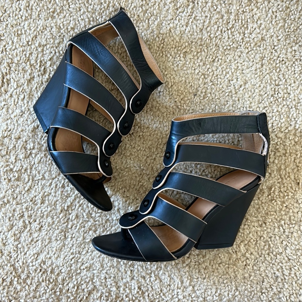 LAMB by Gwen Stefani Miranda Heels in Black. Size 6.5